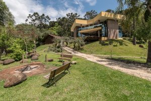 Leia mais sobre o artigo Chalé na floresta Bocaiuva do Sul PR Arquiteta Rosa Dalledone – ARTIUM 09